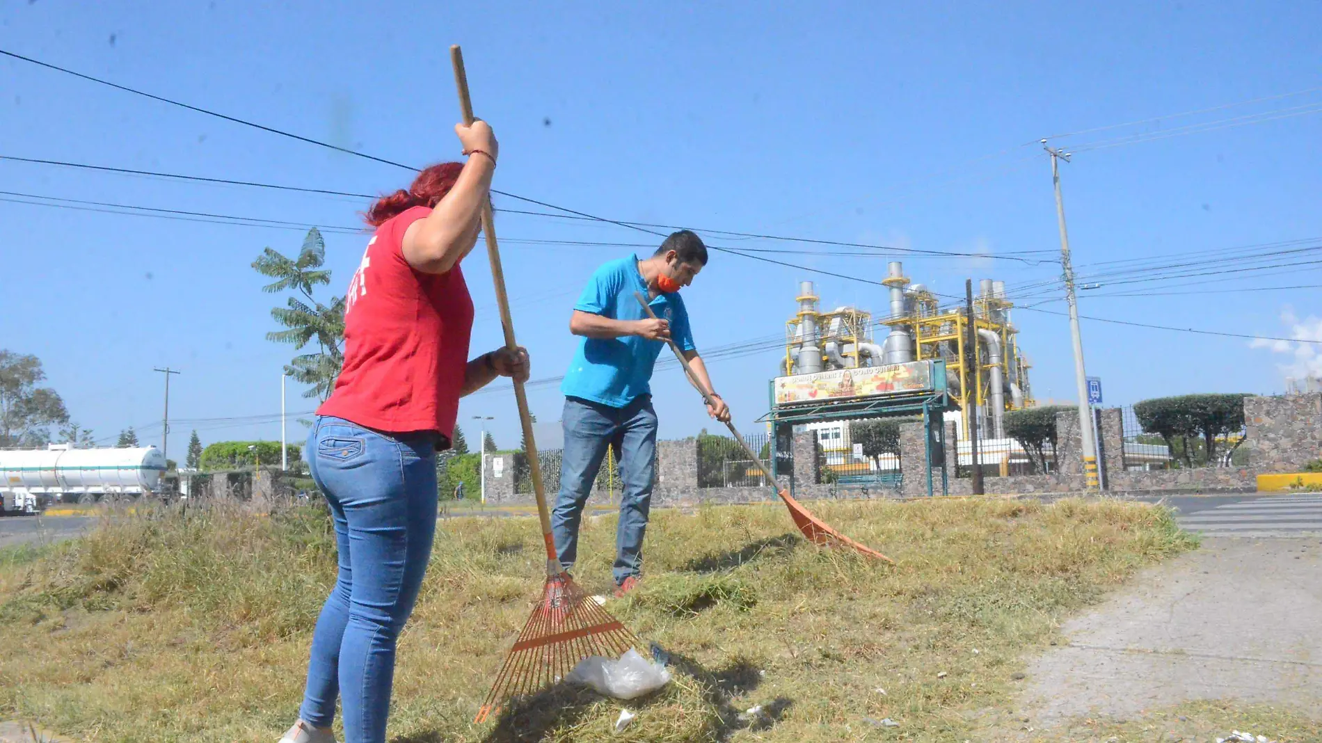 Una empresa con giro alimentario de Valle de Oro dota de herramientas a los participantes cada s_bado para las labores.  Luis Lu_vanos.  El Sol de San Juan del R_o.